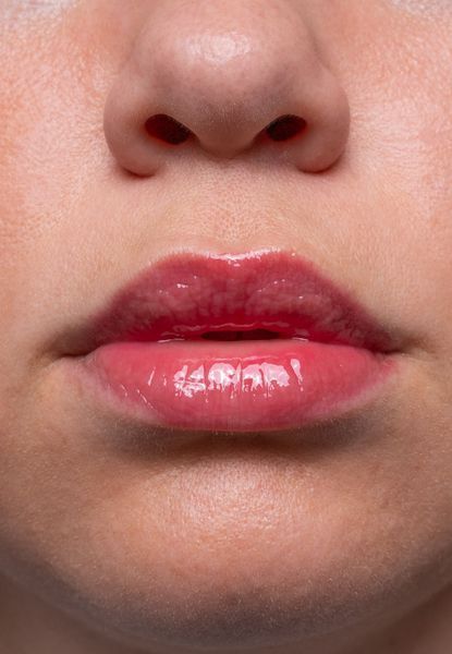 Бальзам для губ з SPF 50 кольору вишня Transparent-Lab TINTED LIPGLOSS SPF - CHERRY, 15 мл TL1019 фото