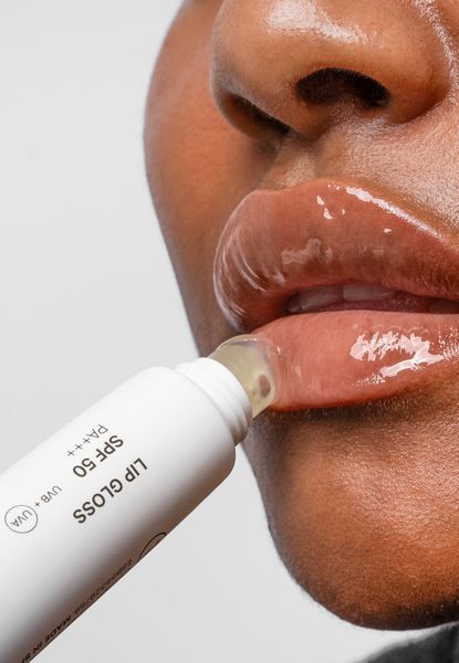 Бальзам для губ з SPF 50 прозорий Transparent-Lab TINTED LIPGLOSS SPF - GLOSSY, 15 мл TL1021 фото