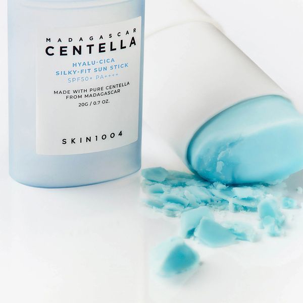 Сонцезахисний стік для обличчя Skin 1004 Madagascar Centella Hyalu-Cica Silky-Fit Sun Stick SPF 50+ PA++++, 20g SK1003 фото